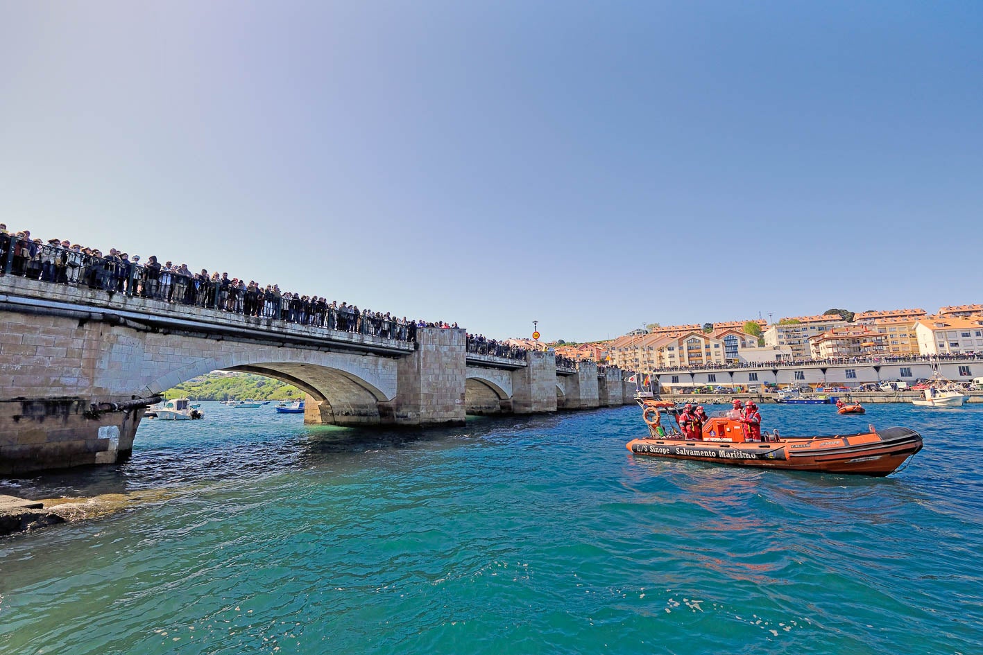 El puente de La Barquera se convierte en un extraordinario balcón para ver la procesión marítima.