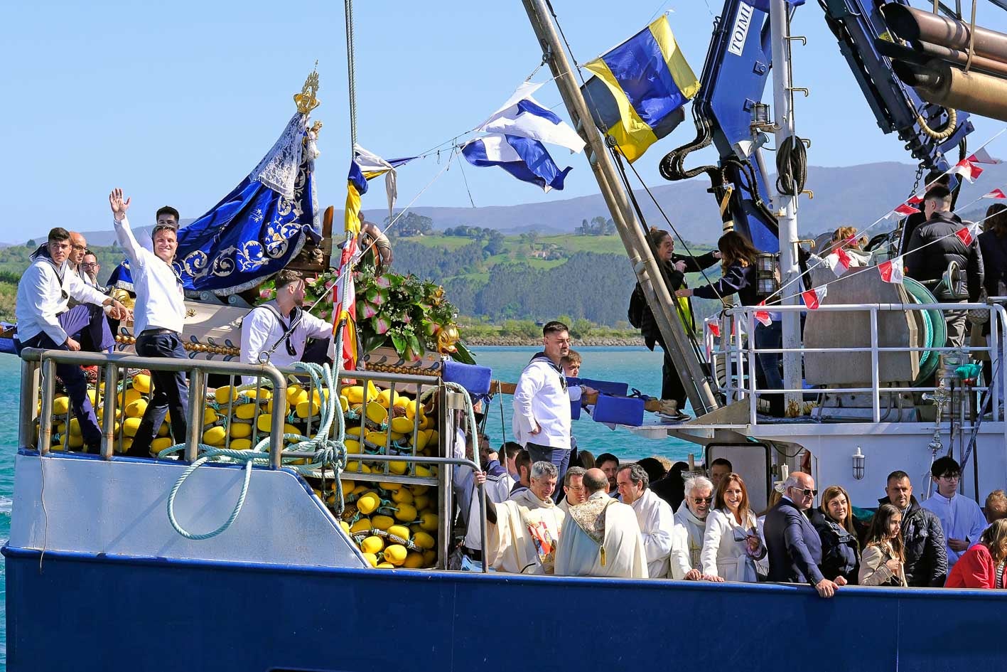 Los picayos y autoridades a bordo del pesquero que porta a la patrona