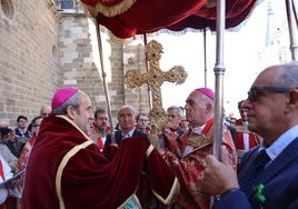 El obispo de Santander entrega al obispo de León la reliquia en el exterior de la catedral