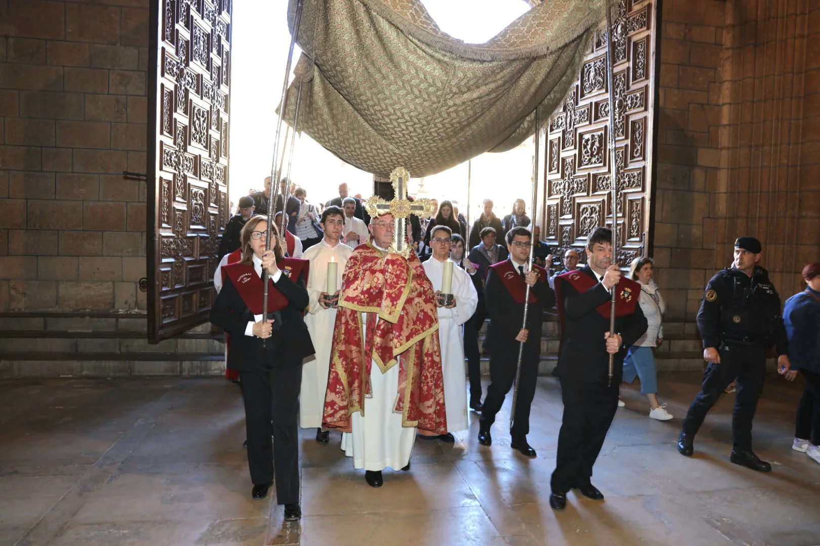 El Lignun Crucis entra en la catedral. 