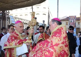 El obispo de Santander entrega al obispo de León la Reliquia en el exterior de la catedral.