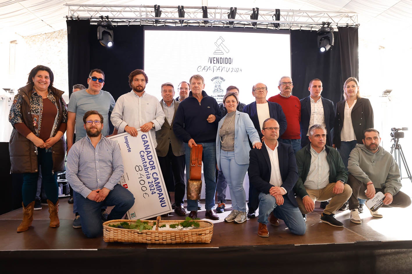 Foto de familia de los participantes en la subasta y las autoridades.