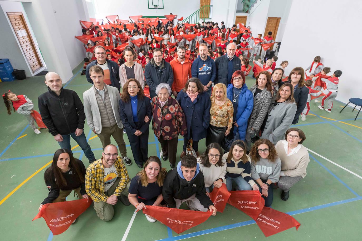 Profesores y alumnos acompañan en la fotografía a las directoras del colegio.