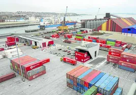 Contenedores con mercancías en el Puerto de Santander.