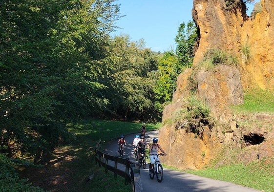 Cabárceno organizará visitas guiadas en bicicleta eléctrica a partir del 1 de mayo