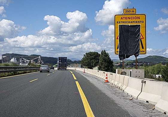 Las grandes señales que anuncian el estrechamiento de la vía están aún embaladas.