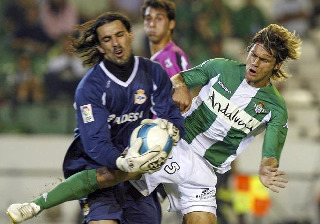 En el aeropuerto. El brasileño Sobis dejó en la estacada al Racing para fichar por el Betis.