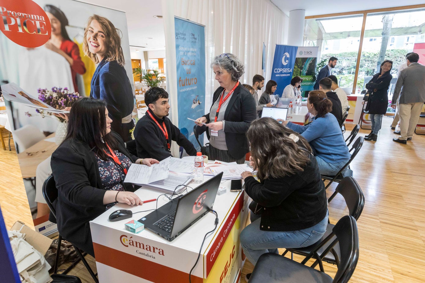 Jóvenes de variados perfiles han recorrido la feria en busca de información sobre el mercado laboral.