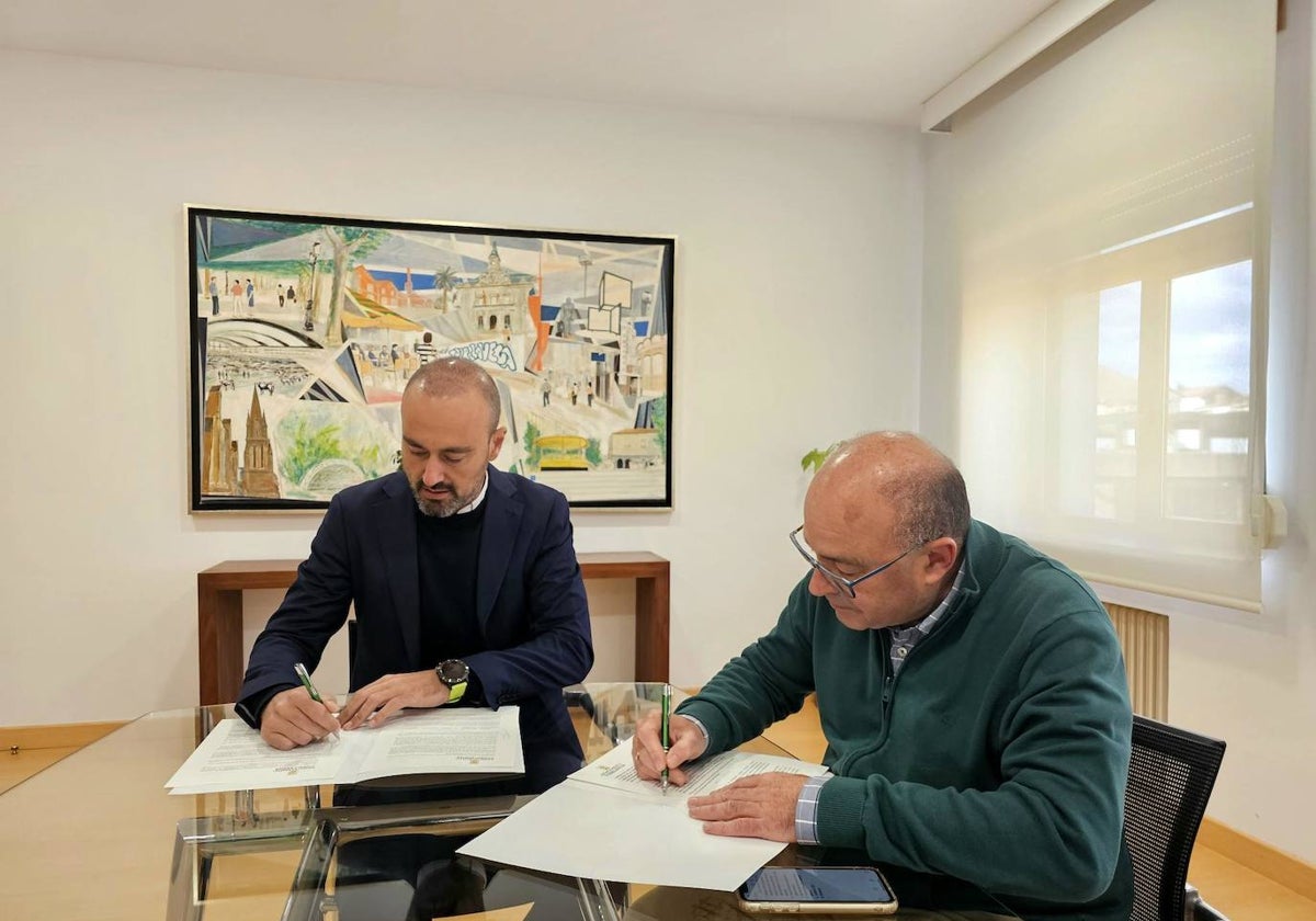 El alcalde, Javier López Estrada, y el párroco, Juan Carlos Rodríguez del Pozo, suscriben el convenio, este lunes, en el Ayuntamiento de Torrelavega.