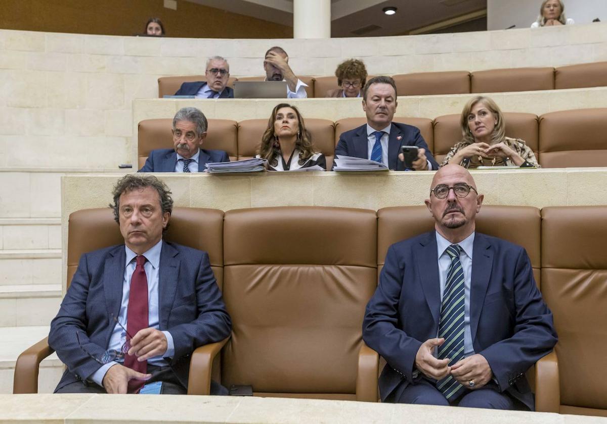 César Pascual y Pablo Palencia, en una fotografía de archivo en el Parlamento de Cantabria.