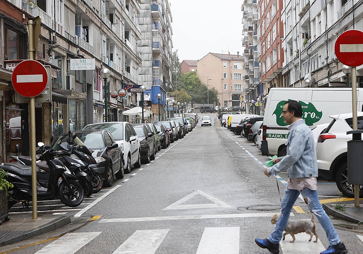 Calle Félix Apellániz de Torrelavega, afectada por la futura Zona de Bajas Emisiones.
