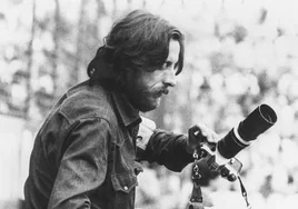 Pablo Hojas junto a sus cámaras en 1982.