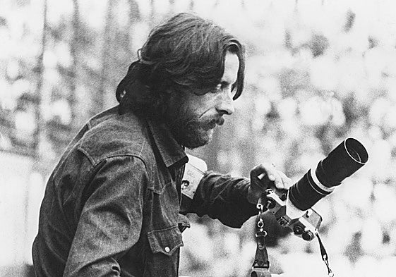 Pablo Hojas junto a sus cámaras en 1982.