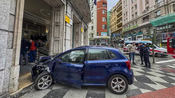 El Volkswagen azul accidentado, a las puertas del edificio de la Seguridad Social en pleno centro de Santander.