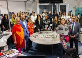 Ágatha Ruiz de la Prada, este miércoles, en la redacción de El Diario junto al director Íñigo Noriega, posa con diseñadores, modelos y organizadores de la Pasarela Moda Norte.