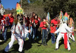 Zamarrones y campaneros de la asociación Andruido en la Paré de Piasca, durante el carnaval celebrado en la localidad el pasado mes de febrero