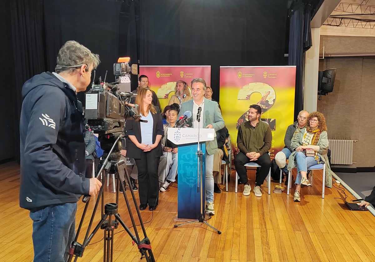 El alcalde de Camargo, Diego Movellán, durante la presentación de los actos festivos con motivo del homenaje a Pedro Velarde.