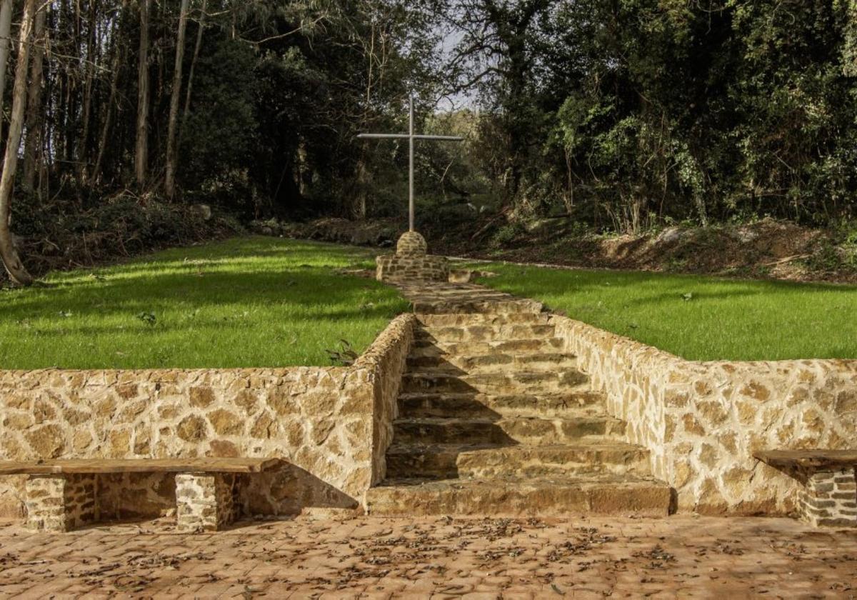 La brigada municipal de Arnuero ha creado un nuevo espacio de convivencia en torno a la cruz.