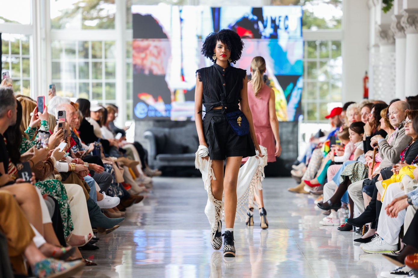 La modelo Catalina Castaño lleva un mantón y vestido corto de Mercedes Veites.