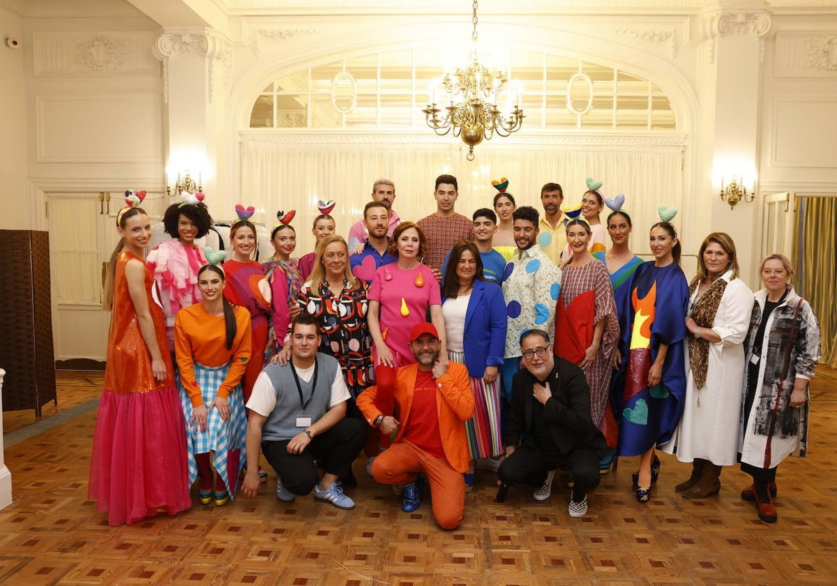 Foto de familia del desfile de Ágatha Ruiz de la Prada, junto a miembros de la organización y autoridades