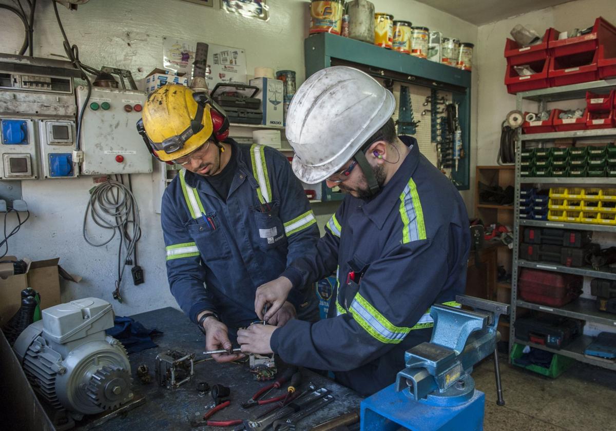 Alumnos del IES Montesclaros, en Reinosa, haciendo prácticas de FP Dual en industrias de la zona.