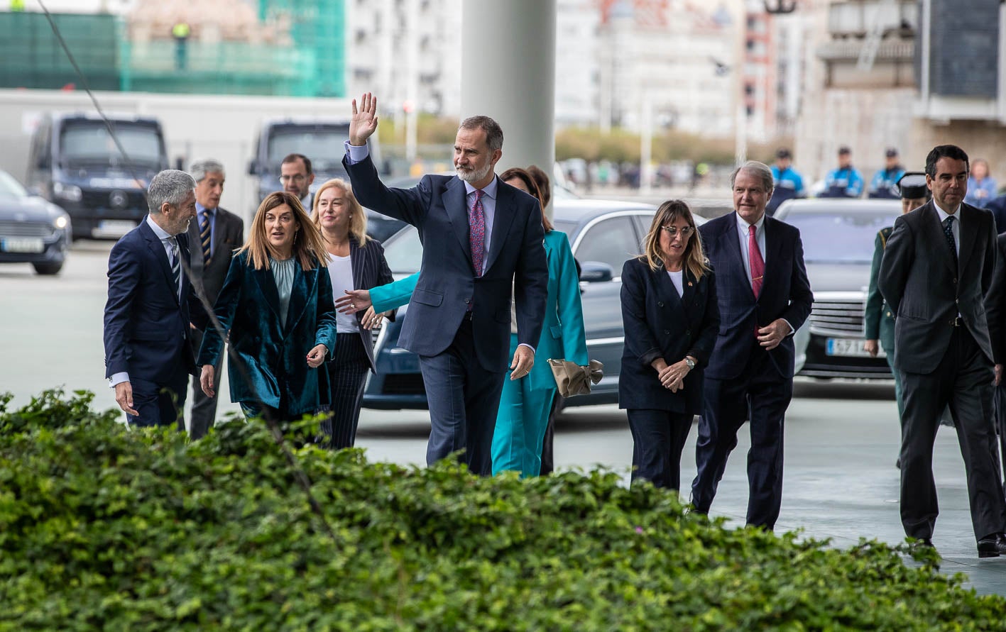 El rey saluda a su llegada al centro Botín junto a las autoridades cántabras y el ministro de Interior, Fernando Grande-Marlaska.