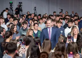 Felipe VI, rodeado de jóvenes en el Palacio de Exposiciones.