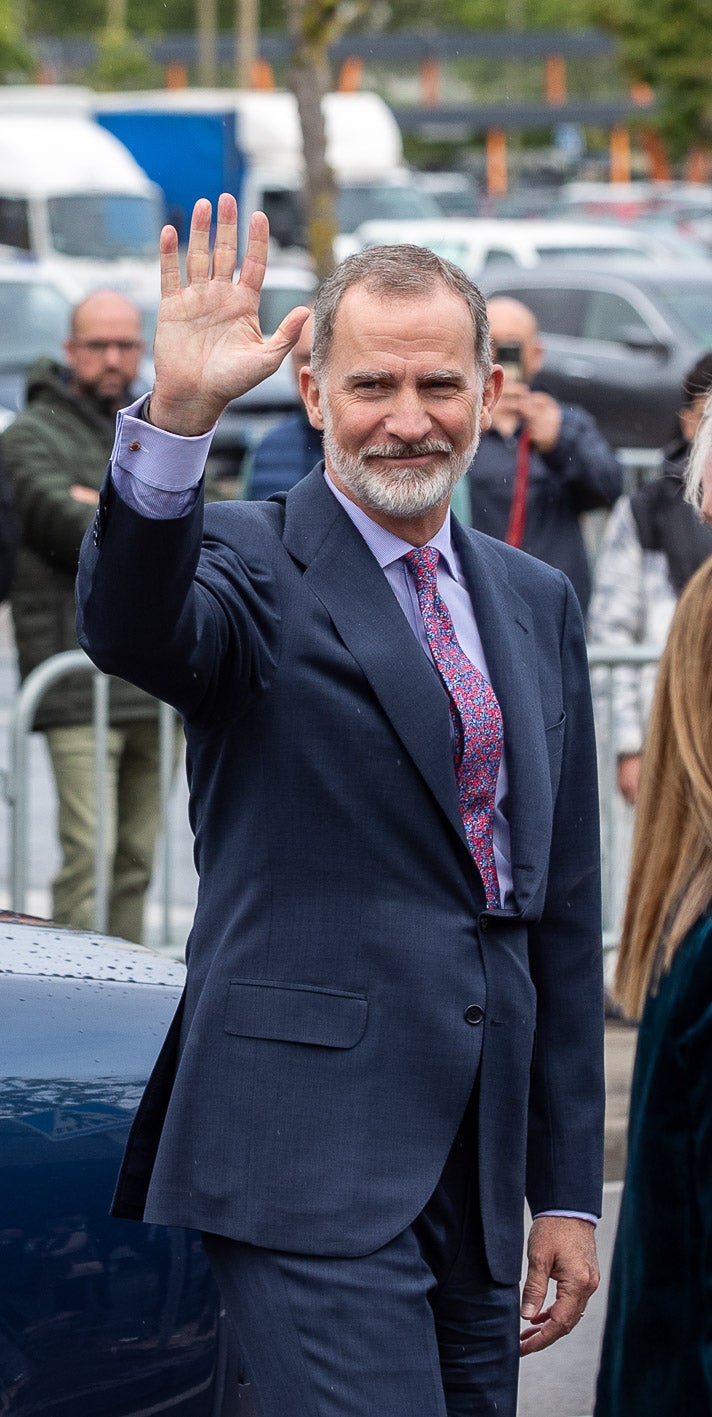 El Rey saluda a los ciudadanos a su llegada al Palacio de Exposiciones.