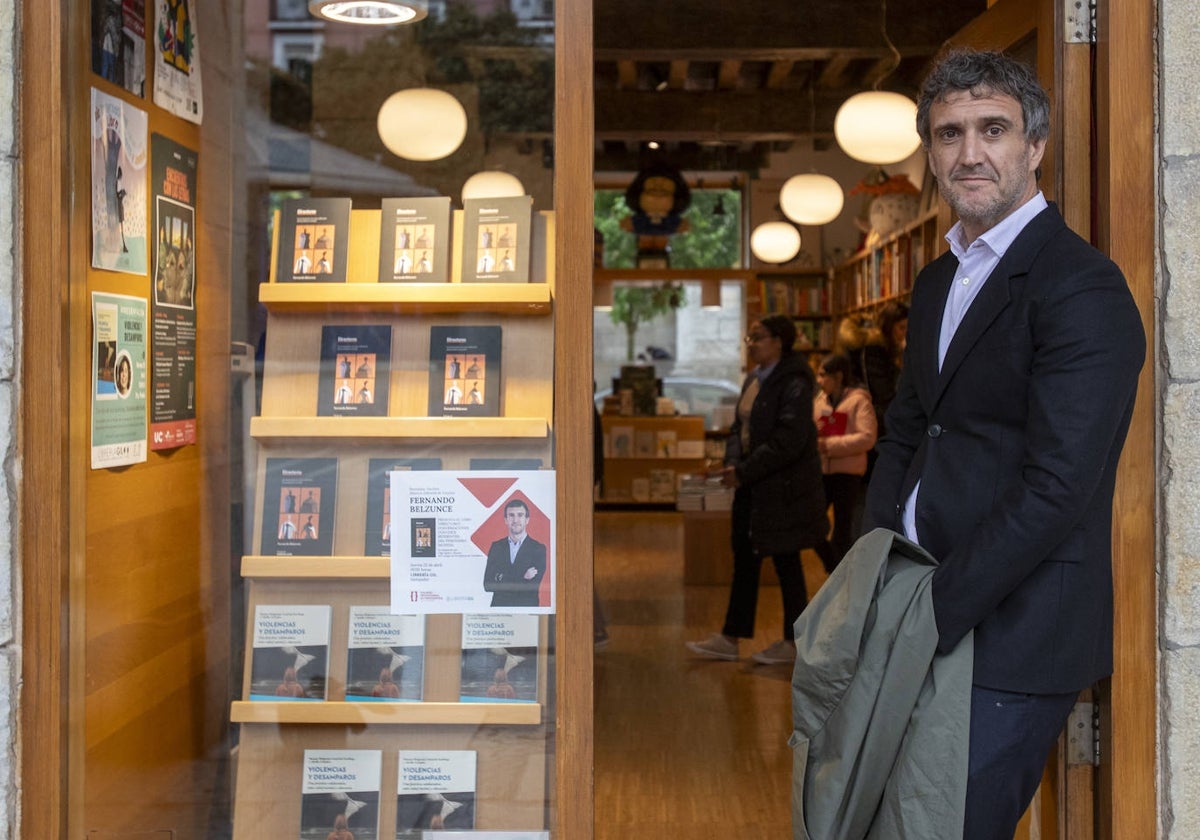 Fernando Belzunce, director general editorial de Vocento, presentó su libro 'Directores' en la santanderina librería Gil.