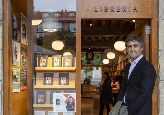 Fernando Belzunce, director general editorial de Vocento, presentó su libro 'Directores' en la santanderina librería Gil.