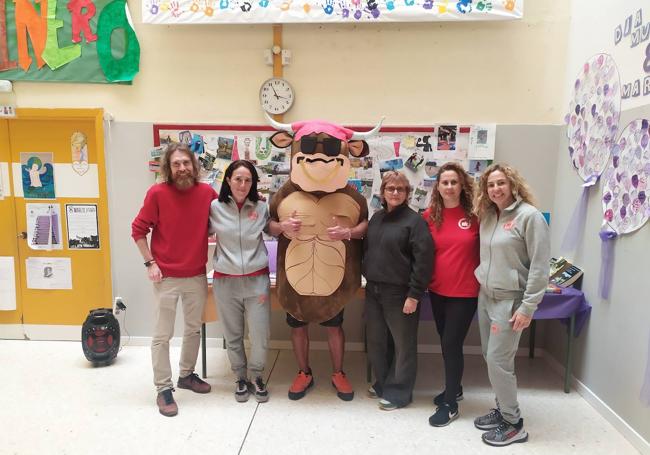 Equipo directivo del centro, junto con su mascota y un representante de la Asociación Amara