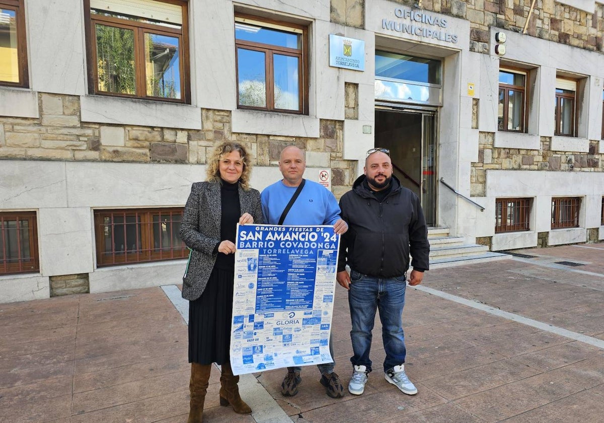 La concejala de Festejos y representantes de la comisión de fiestas sostienen el cartel, esta semana, frente al edificio municipal de la plaza Baldomero Iglesias.