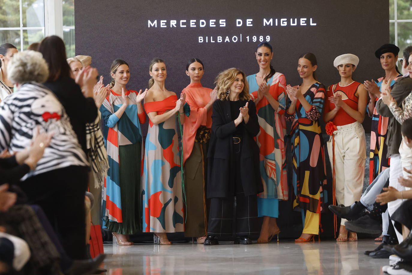 Mercedes de Miguel salió a saludar tras su desfile junto a todas las modelos.