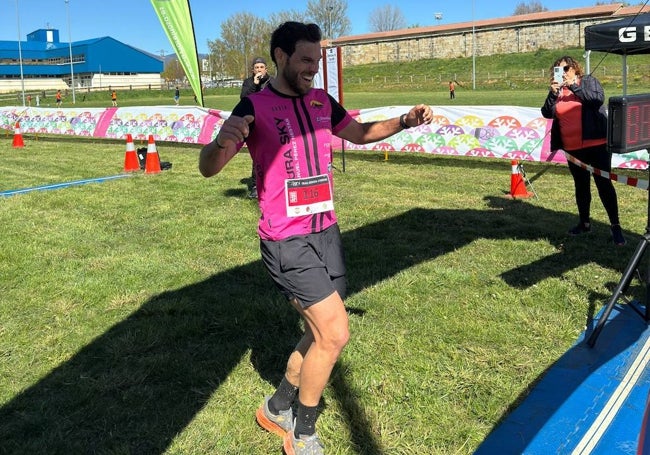 Llegada a meta del ganador de la categoría de 13 km, Carlos Saiz.