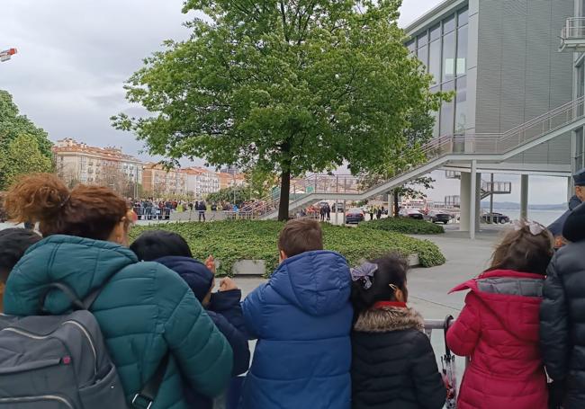 Niños esperando para ver al Rey.