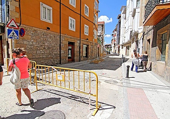 Calle Quintanal en 2015, cuando se iniciaron las obras que acabaron con desperfectos graves en las viviendas.