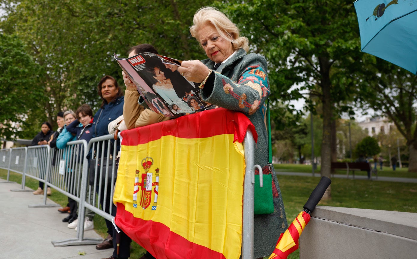 Se llama Loli Abascal, es vecina de Obregón y pertenece a un grupo de cinco amigas denominadas 'Las monárquicas'. No le falta detalle: bandera, paraguas y la revista Hola.