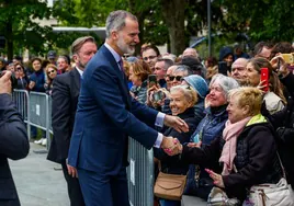 El Rey se ha mostrado muy cercano con los ciudadanos, saludando una a una a todas las personas con apretones de manos, abrazos y fotos para inmortalizar el momento.