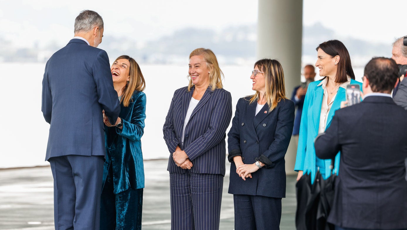 Felipe VI, a su llegada al Centro Botín, saluda a la presidenta de Cantabria, María José Sáenz de Buruaga.