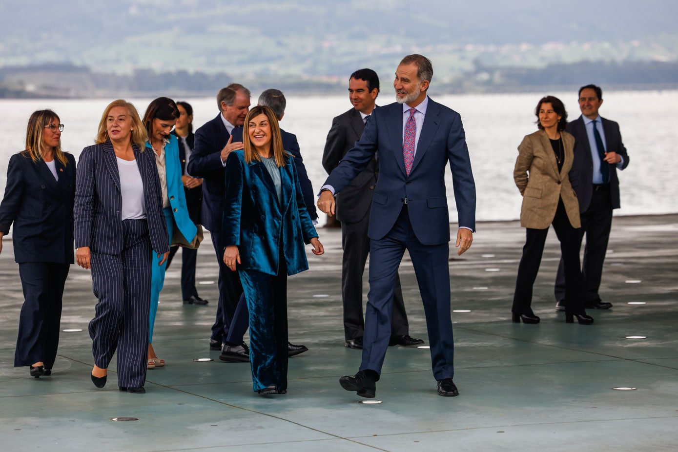 Las autoridades cántabras han acompañado al Rey durante su visita a la exposición del Centro Botín.