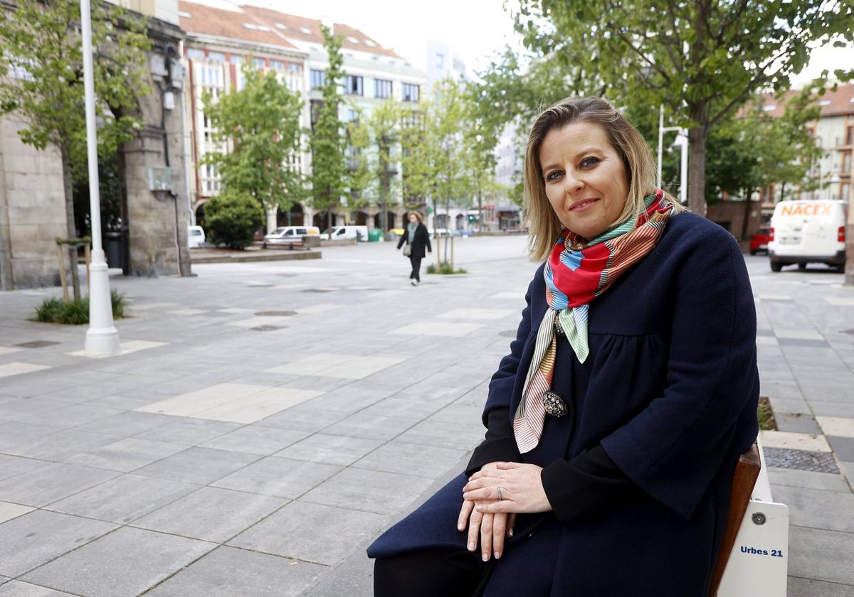 García Viñas posa en la calle Ancha, una de las vías insignes del sector del comercio en Torrelavega.