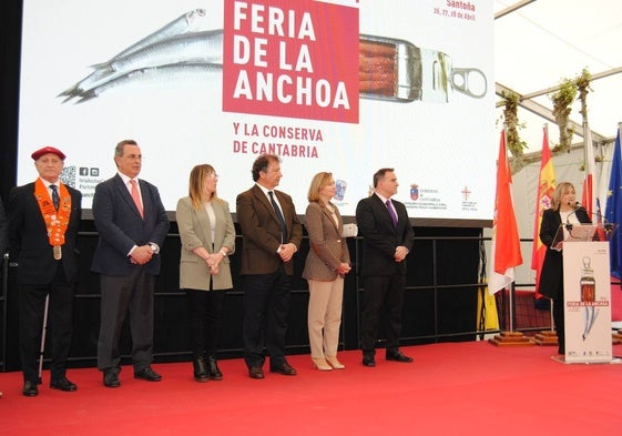 Autoridades en la inauguración de la feria.