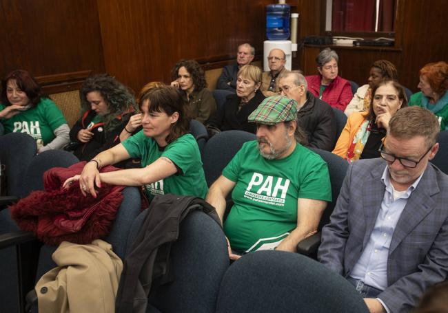 Miembros de la PAH que asistieron ayer al Pleno.