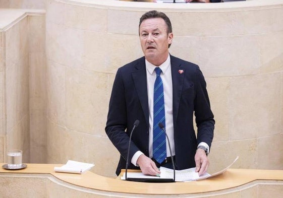 Guillermo Blanco en el Parlamento cántabro.