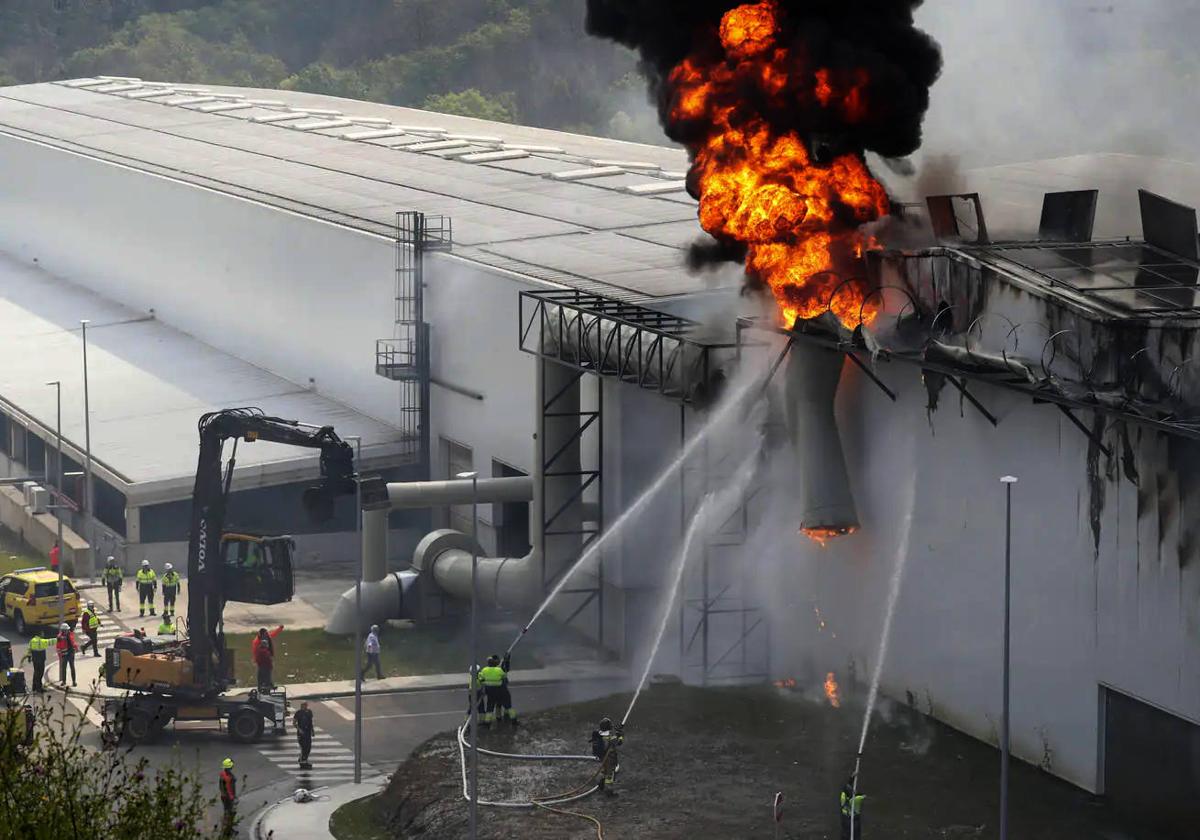 Los bomberos sofocan el incendio generado el pasado miércoles en una de las cinco naves del centro de tratamiento de Cogersa.