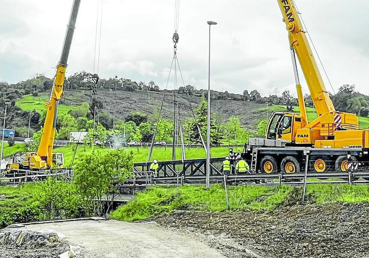 Trabajos llevados a cabo en el acceso a la A-8 para instalar la pasarela metálica por la que discurre el carril.