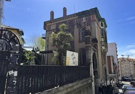 El palacete data de 1888 y se ubica en la calle López Dóriga, más conocida como Cuesta de las Cadenas.