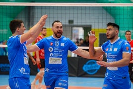 Fran Calzón (centro) celebra junto a Chema Hernández (izquierda) y Javier Vega el triunfo ante el Tarragona