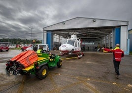 Miembros del equipo del Delta Romeo sacan el helicóptero de su hangar en el aeropuerto.