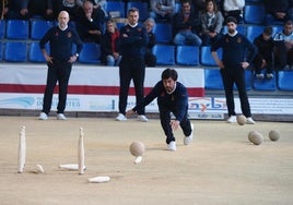 Mario Pinta, al birle para Camargo, con Rubén Rodríguez, Alberto Díaz y Gabi Cagigas a la espera.